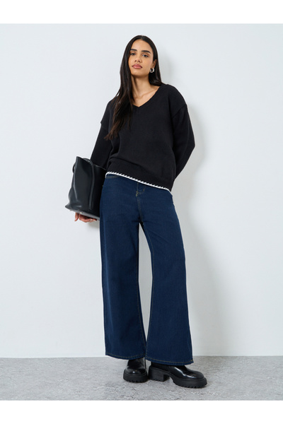 Styli Elegant Black V-Neck Knitted Sweater