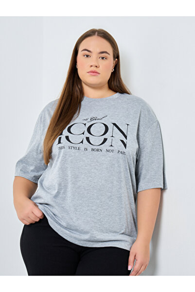 Styli تي شيرت رمادي بطباعة جرافيكية مقاس كبير