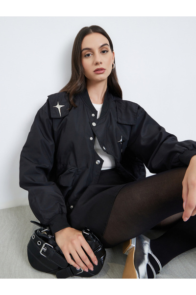 Styli سترة عملية مزينة بمسامير معدنية سوداء