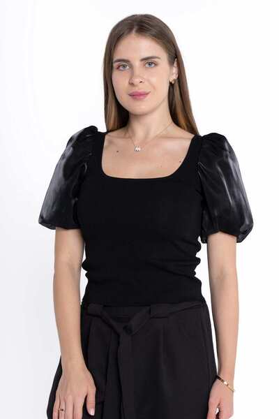 mica بلوزة سادة برقبة مربعة وأكمام نصفية