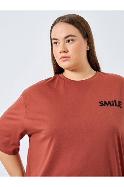 Styli تي شيرت بطباعة شعار باللون الأحمر مقاس كبير