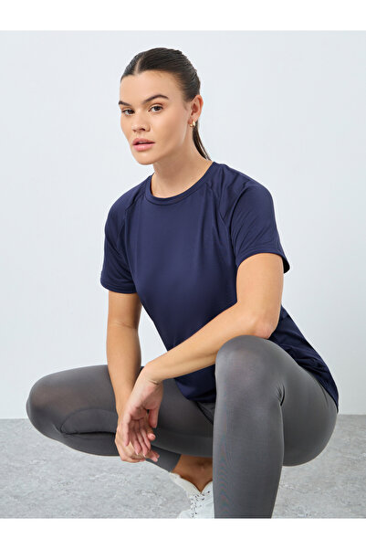 Styli الجزء العلوي من القميص ذو التأثير الملتف من الخلف مع تفاصيل مفتوحة