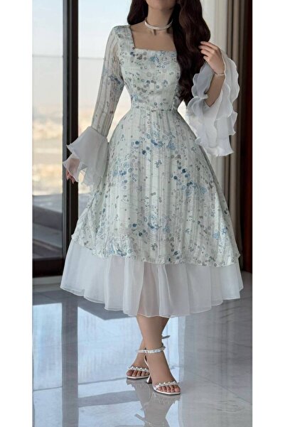 Generic فستان أبيض مزخرف بالورود الزرقاء بتصميم متوسط الطول مع أكمام شيفون واسعة