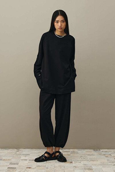 Fahhar سويت شيرت أساسي بتفاصيل شق أسود