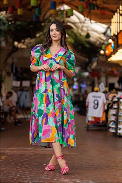 Miss Boheme فستان بوهيمي بياقة منتفخة وأكمام بالون مزين بنقشة زهور باللون الأ...