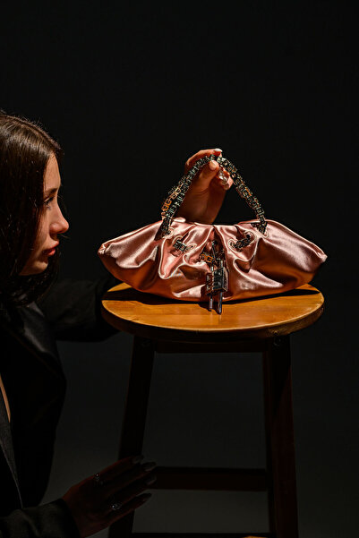 FATALI Elegant women's pink satin evening bag with metal chain - The Secret Rosé