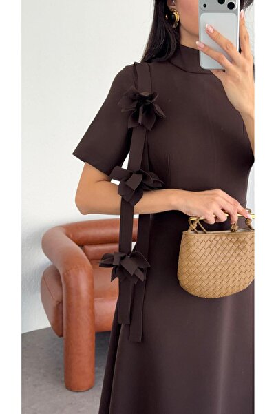 HAZELANNA Hořkohnědé šaty s květinovou broží