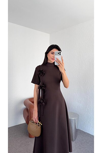 HAZELANNA Hořkohnědé šaty s květinovou broží