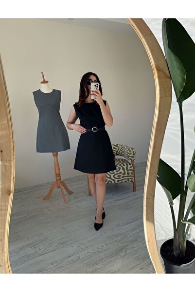 BeeYouStudio Kısa Ters Biyeli Kolsuz Mini Elbise