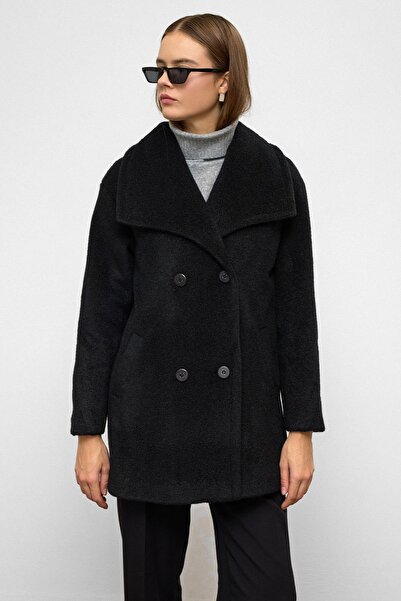 Olcay معطف واسع بياقة منديل وصدر مزدوج الأزرار باللون الأسود 3129