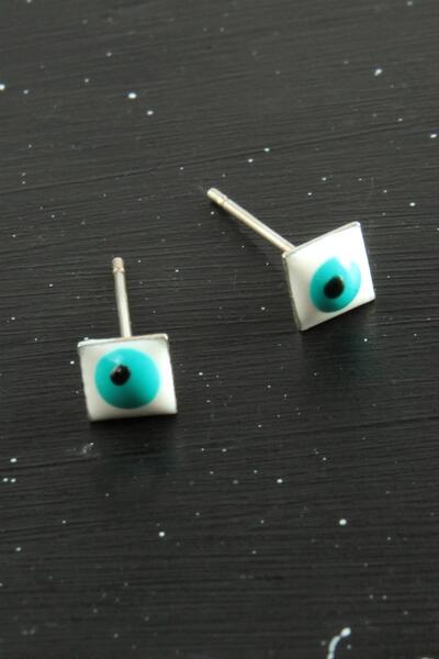 SiHako زوج واحد من الأقراط الصغيرة المربعة المزخرفة بحجر العين الزرقاء