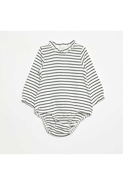 KIABI بدلة جسم محبوكة من Pointelle مع ياقة مكشكشة وطباعة كاملة باللون الأبيض