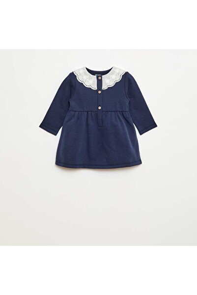 KIABI فستان من الصوف مع ياقة من قماش الفوال القطني المطرز باللون الأسود