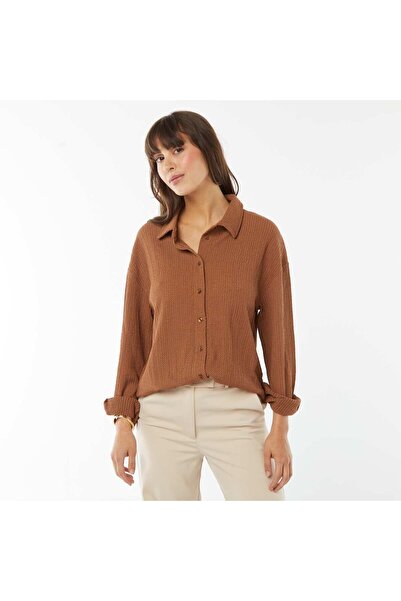 KIABI بلوزة قصة فضفاضة من قماش محبوك مجعد باللون البني