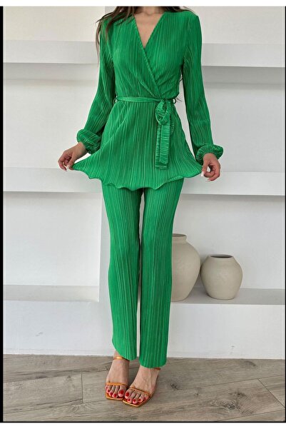 Vaveyy Pleated Belted Suit