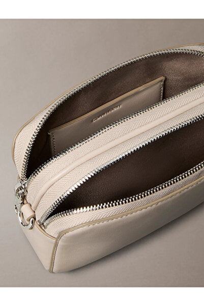 Calvin Klein Kadın Marka Logolu Ayarlanabilir Omuz Askılı Şık Görünüşlü Gündelik Kullanıma Uygun Ek