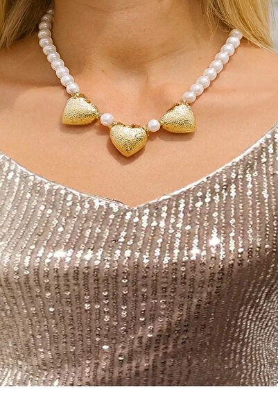 CAŞ DEKORASYON قلادة على شكل قلب ذهبي اللون مرصعة باللؤلؤ