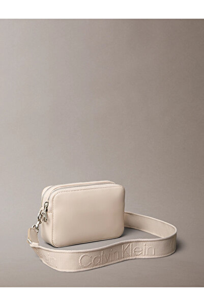 Calvin Klein Kadın Marka Logolu Ayarlanabilir Omuz Askılı Şık Görünüşlü Gündelik Kullanıma Uygun Ek