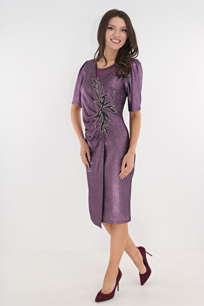 cupper Λιλά φόρεμα για περίσταση με ασύμμετρες πιέτες και κέντημα στη μέση