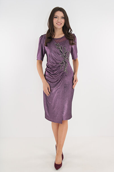 cupper Λιλά φόρεμα για περίσταση με ασύμμετρες πιέτες και κέντημα στη μέση