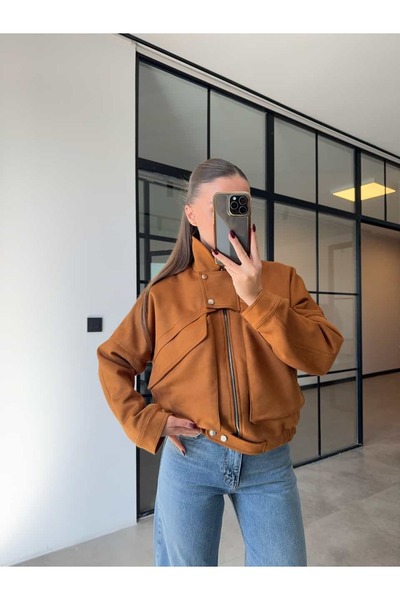 BB Bensu Buyruk سترة بومبر من جلد الغزال بلون أسمر فاتح مع تفاصيل مميزة