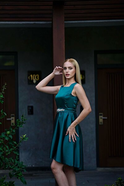 BAHARYAMAÇLI KADIN ZÜMRÜT YEŞİLİ AMOR ÖNÜ KISA ARKASI UZUN ABİYE ELBİSE