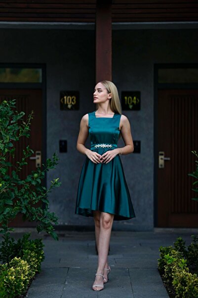 BAHARYAMAÇLI KADIN ZÜMRÜT YEŞİLİ AMOR ÖNÜ KISA ARKASI UZUN ABİYE ELBİSE