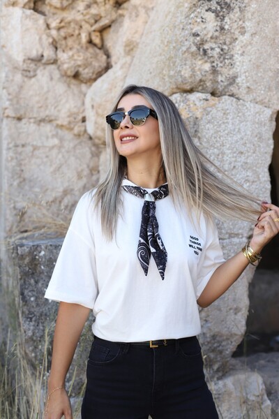 bytugcekaya Μπλουζάκι με λεπτομέρεια από φουλάρι εκρού