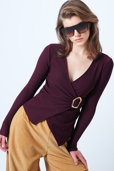 VAGGON بلوزة نسائية من ALACATI STYLISH باللون العنابي وياقة على شكل حرف V مع إكسسوارات ذهبية Vs01178