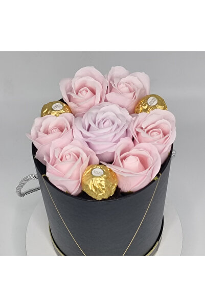 velve Aranjament floral Desire in cutie inalta cu 7 trandafiri roz si Praline, Roz pal
