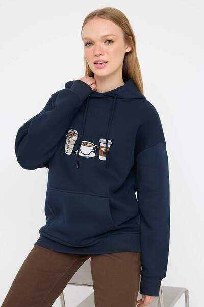 Trendyol Collection Tini sötétkék hímzett oversize/széles szabású kapucnis kötött pulóver TWOAW26SW00105