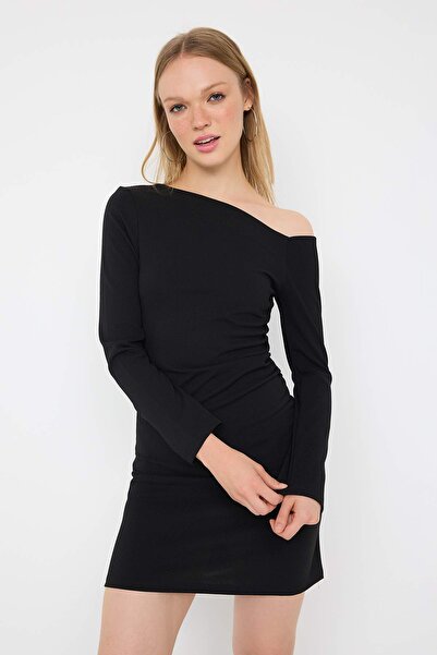 Trendyol Collection Μαύρο Περισσότερο Βιώσιμο Κοντό/Μίνι Κοντό Πλεκτό Φόρεμα με Λεπτομέρεια TWOAW26EL00159