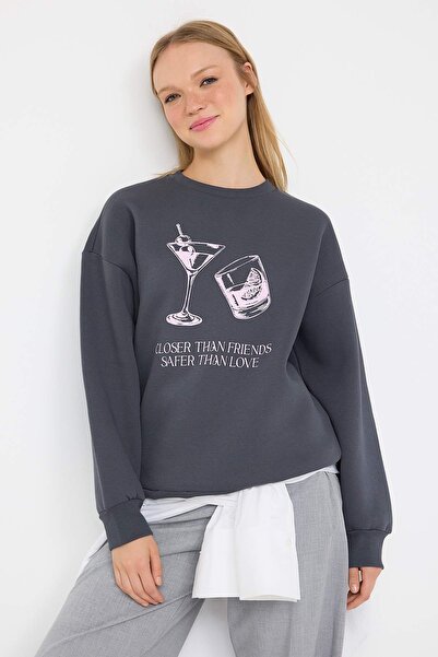 Trendyol Collection Teen Anthracite Cocktail Printed Oversize/Wide Fit Thick Fleece Inside Knitted Sweatshirt Twoaw26Sw00180