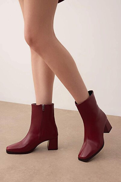 TRENDYOL SHOES Vínové dámské boty na podpatku se čtvercovou špičkou 
 TAKAW26BO00069