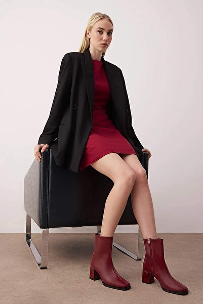 TRENDYOL SHOES Vínové dámské boty na podpatku se čtvercovou špičkou 
 TAKAW26BO00069