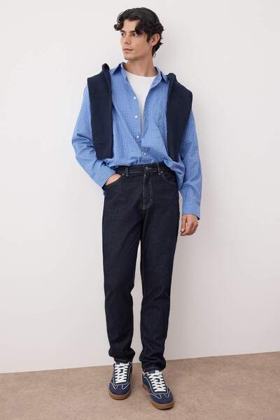 Trendyol Collection Dunkelblaues Essential Fit Jeans mit Tabaknähten TMNAW23JE00104