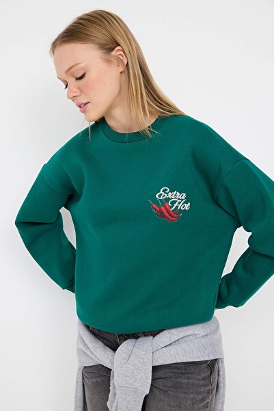 Trendyol Collection Smaragdgrünes, dickes, mit Fleece gefüttertes, übergroßes Strick-Sweatshirt mit Chili-Print TWOAW26SW00123