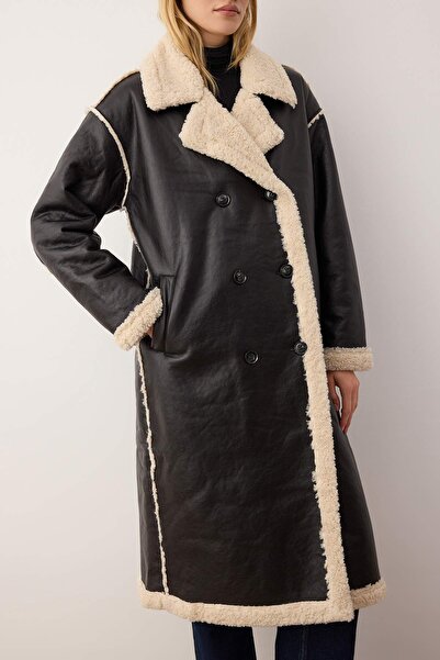 Kolekcia Trendyol Čierny obojstranný plyšový mono uzáver Oversize dlhý kabát z umelej kože TWOAW26KB00000