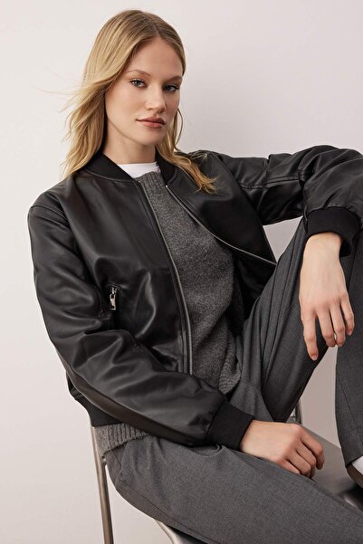 Trendyol Collection Czarna, regularna, skórzana kurtka typu bomber o cienkim kroju TWOAW26MO00084