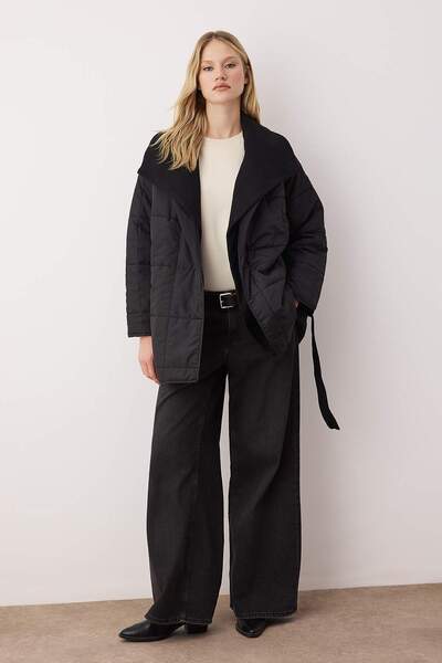 Trendyol Collection Czarny, oversize'owy, formowany, kaszmirowy kołnierz, pikowany płaszcz z paskiem TWOAW26MO00119