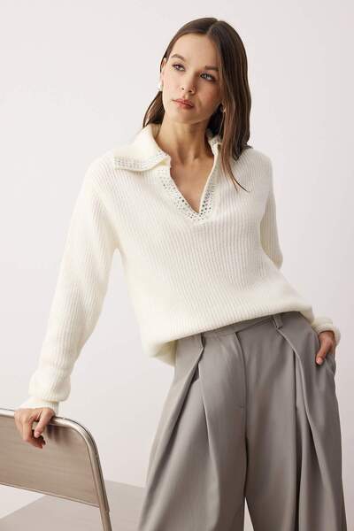 Trendyol Collection Ecru měkký texturovaný svetr s kamenným límcem TWOAW26KZ00035