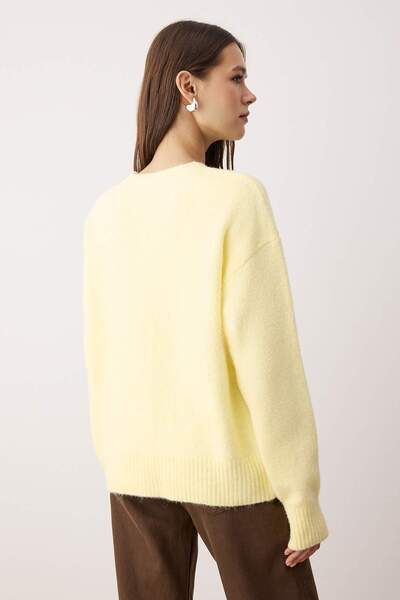 Trendyol Collection Wardrobe Essentials Żółta wełniana mieszanka puszysta przędza premium szeroki krój sweter z dzianiny | TWOAW26KZ00125