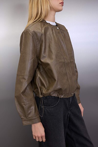 Trendyol Collection Khaki Regular Fit tenké kabáty z umělé kůže TWOAW26MO00071