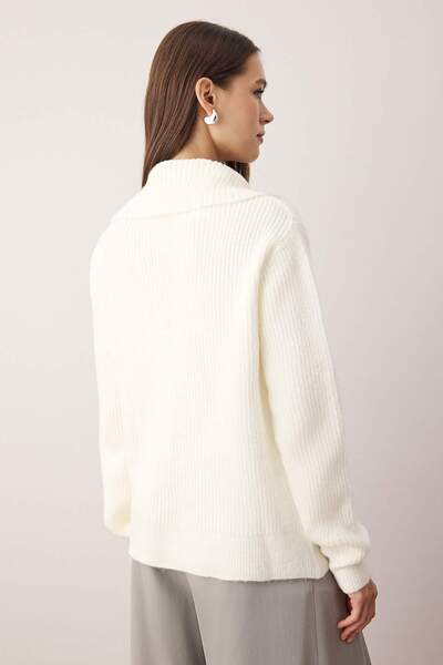 Trendyol Collection Ecru měkký texturovaný svetr s kamenným límcem TWOAW26KZ00035