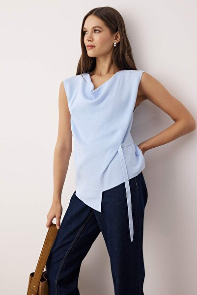 Trendyol Collection Відкрита блакитна мерсеризована асиметрична блузка з дегажним коміром TWOAW26BZ00001