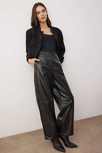 Trendyol Collection Черни панталони от синтетична кожа с кройка тип „барел“ TWOAW26PL00070