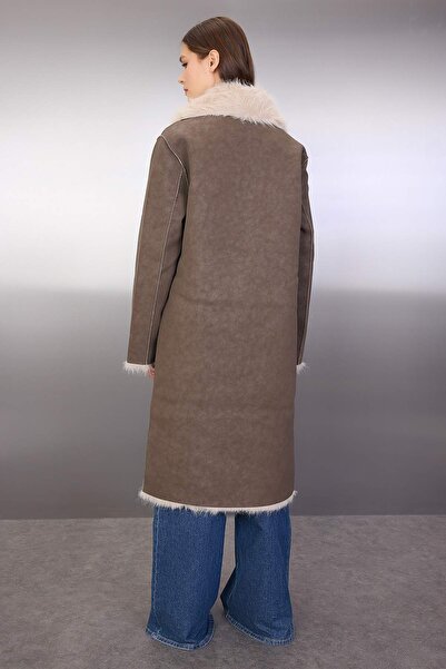 Trendyol Collection Norko-Ecru oboustranný chlupatý mono uzavírací oversize dlouhý semišový kabát TWOAW26KB00003