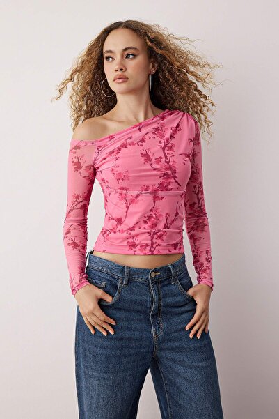 Trendyol Collection Ροζ λουλουδάτο πλεκτό πλεκτό μπλουζάκι με ασύμμετρη λαιμόκοψη με επένδυση από τούλι TWOAW24BZ00051