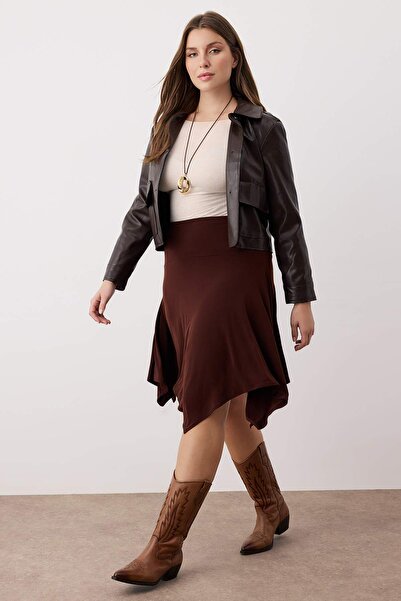 Trendyol Curve Brauner Rock mit elastischem Bund, asymmetrischer Midi-Strickrock in Übergröße TBBAW26AZ00020