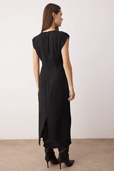 Trendyol Collection Černé midi šaty s detaily z doplňků TWOAW26EL00235